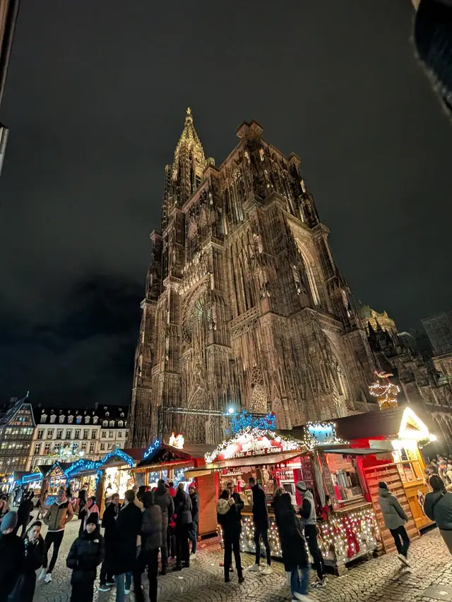 The market huts at the foot of the cathedral