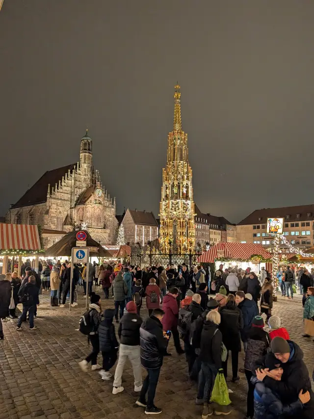 The Frauenkirche above the crowded market