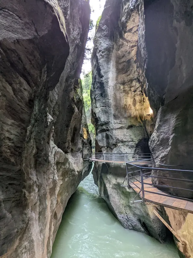 Where the gorge closes overhead