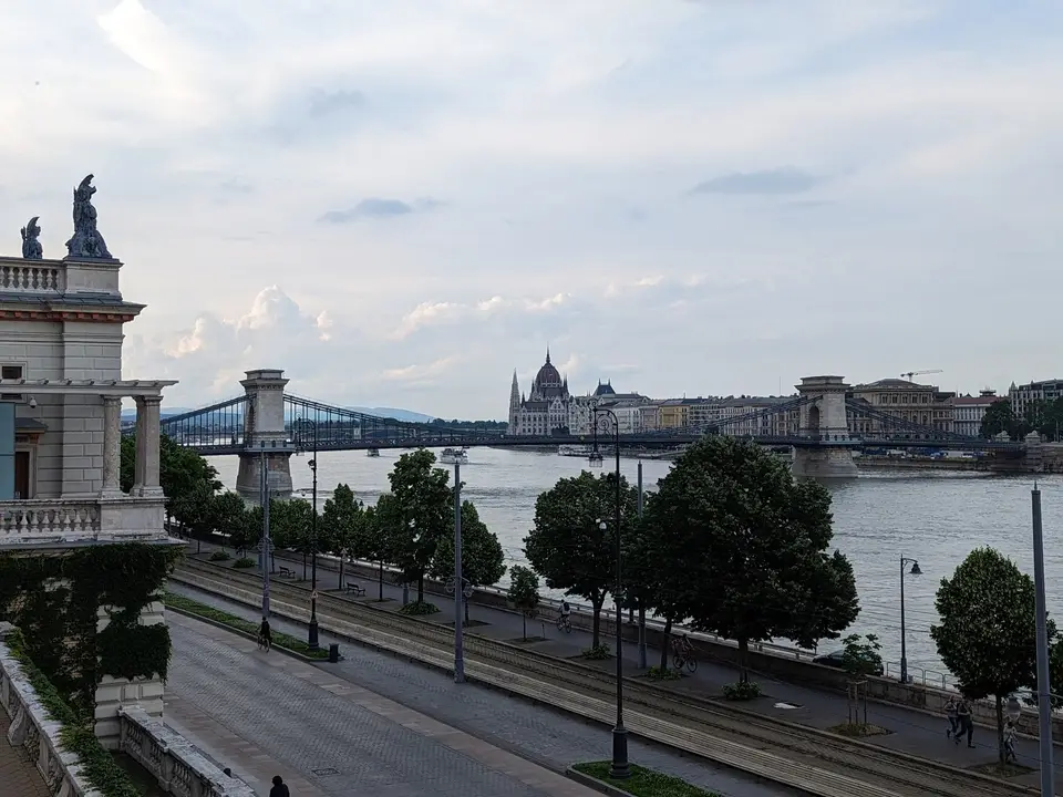 The Chain Bridge from the embankment