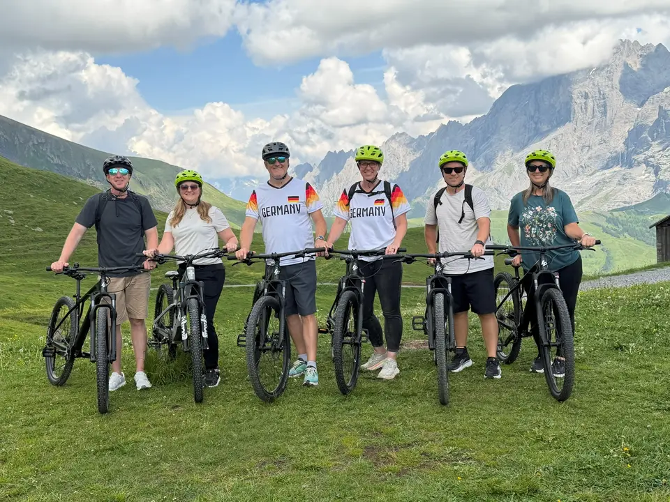 The whole group with the bikes, ready to go up