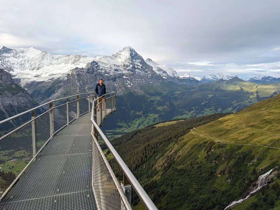 The Cliff Walk bridge above the drop