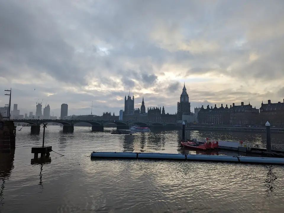 The Thames at dusk, Parliament and the Elizabeth Tower in silhouette