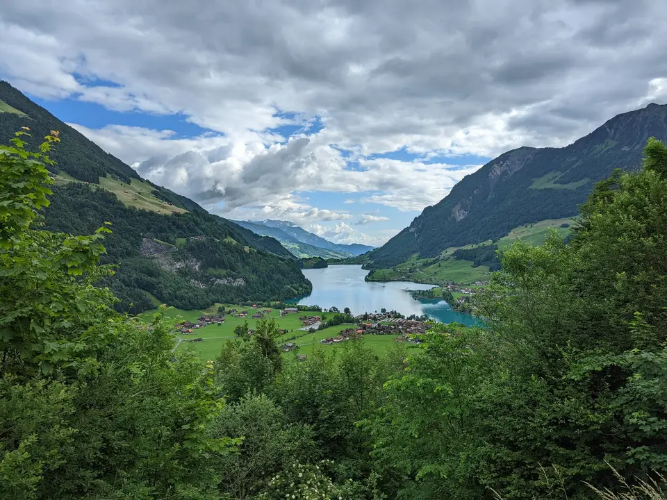 The valley and the lake below the Brünig road