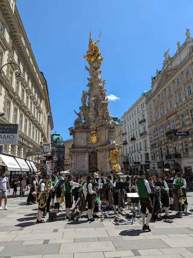 The plague column on the Graben, crowds below